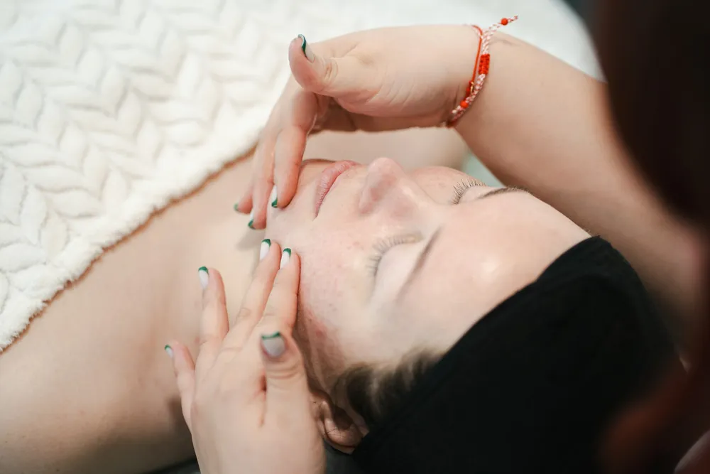 Massagem facial em ambiente de clínica